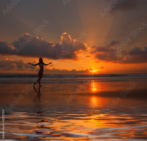 silhouette of woman on the sunset © Dmytro Sunagatov