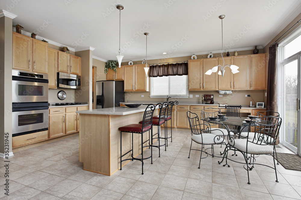 Naklejka premium Large kitchen with island