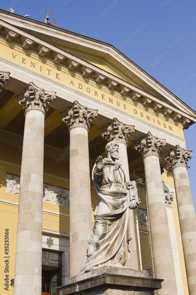 Fototapeta premium The columns of the Cathedral in Eger