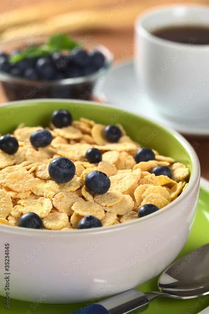 Sweet corn flakes with fresh blueberries Sweet corn flakes with fresh blueberries