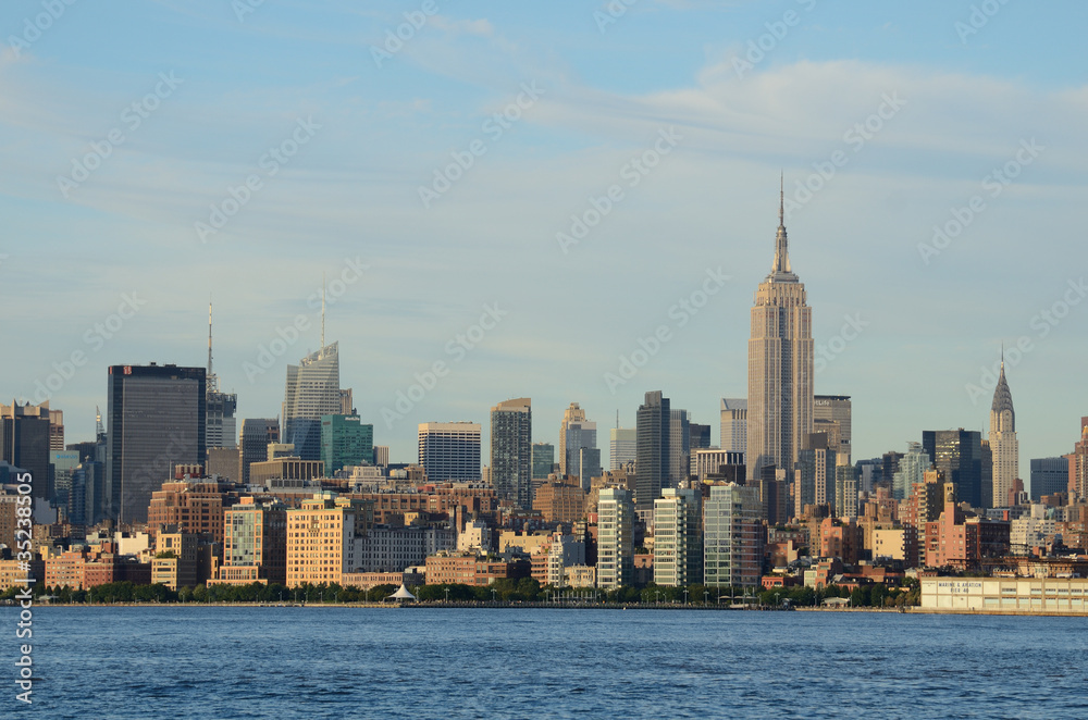 Fototapeta premium Landmark buildings in Midtown Manhattan