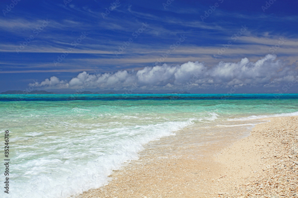打ち寄せる波と晴れ渡る空 Stock Photo Adobe Stock