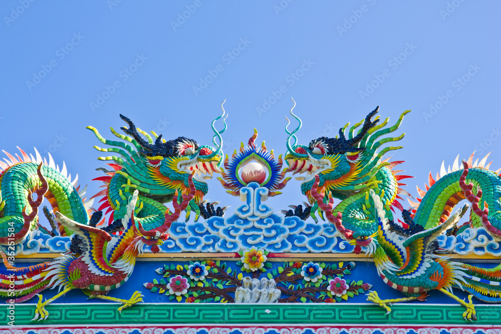 Fototapeta premium Dragon with blue sky