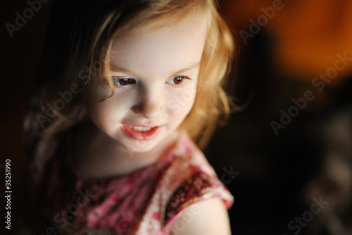 Fototapeta Naklejka Na Ścianę i Meble -  Adorable little girl casual portrait