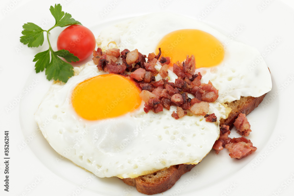Spiegeleier mit Speckwürfeln auf Graubrot Spiegeleier mit Speckwürfeln auf Graubrot