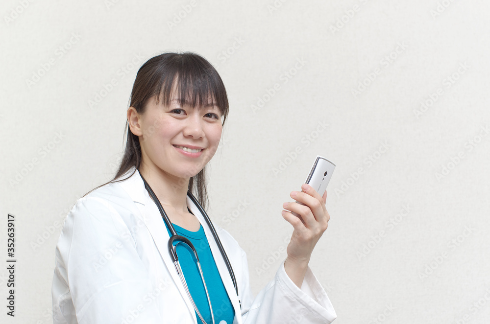スマートフォンを持つ女性 スマートフォンを持つ女性