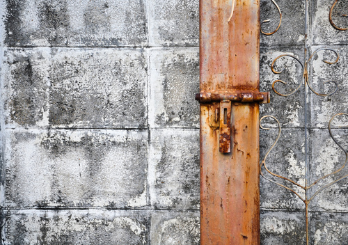 Rusty padlock lean the old wall © kessudap