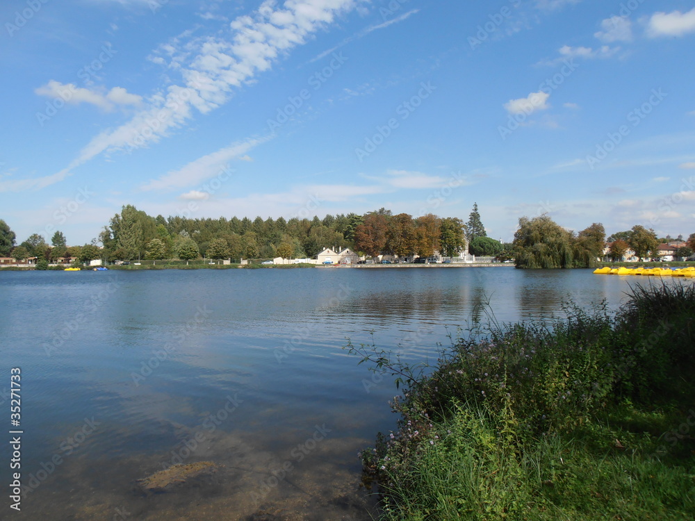 Fototapeta premium Plan d'eau de Bernout à Saint Jean d'Angély