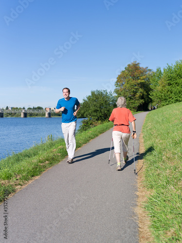 Jung und Alt beim Laufen