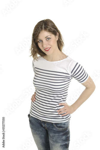 Chica guapa con camiseta azul y blanca