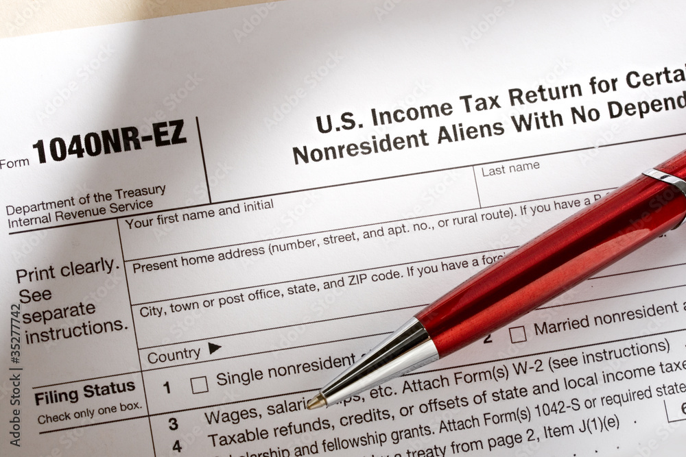 Obraz premium Tax form and pen