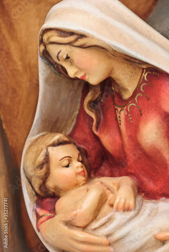 Obraz na plátně Weihnachtskrippe Holzfigur Josef und Maria mit Jesus im Arm