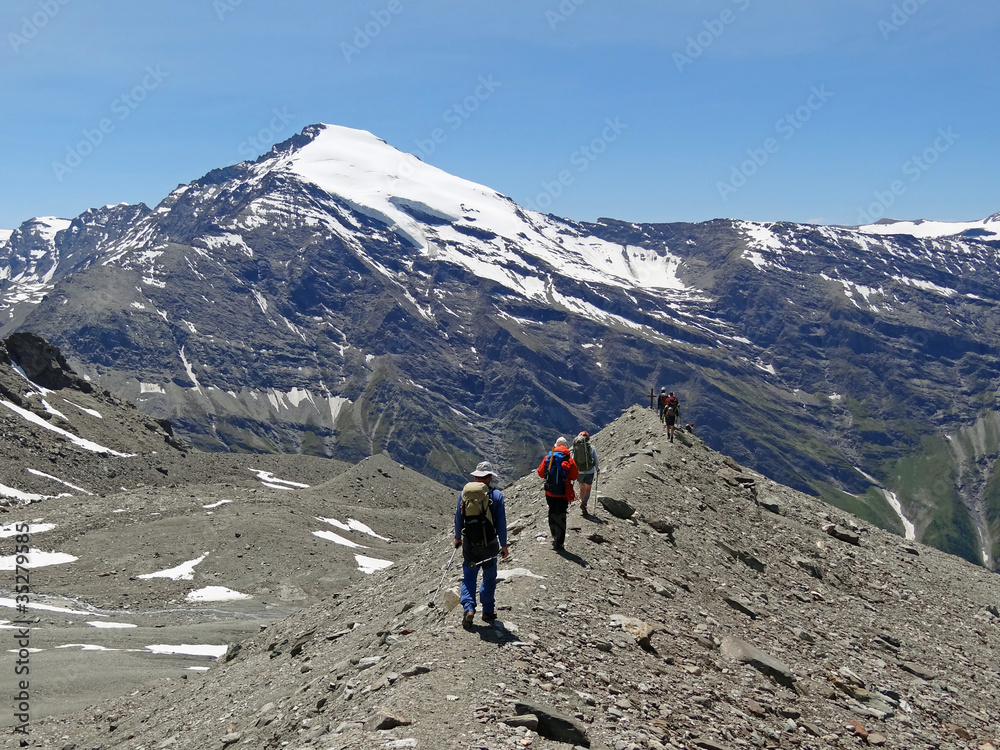 Alpinistes devant la Pointe du Charbonnel (3752 m)