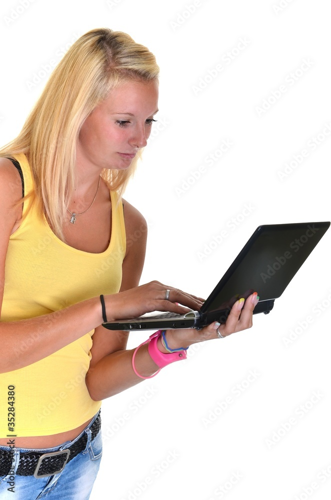 femme avec ordinateur portable femme avec ordinateur portable