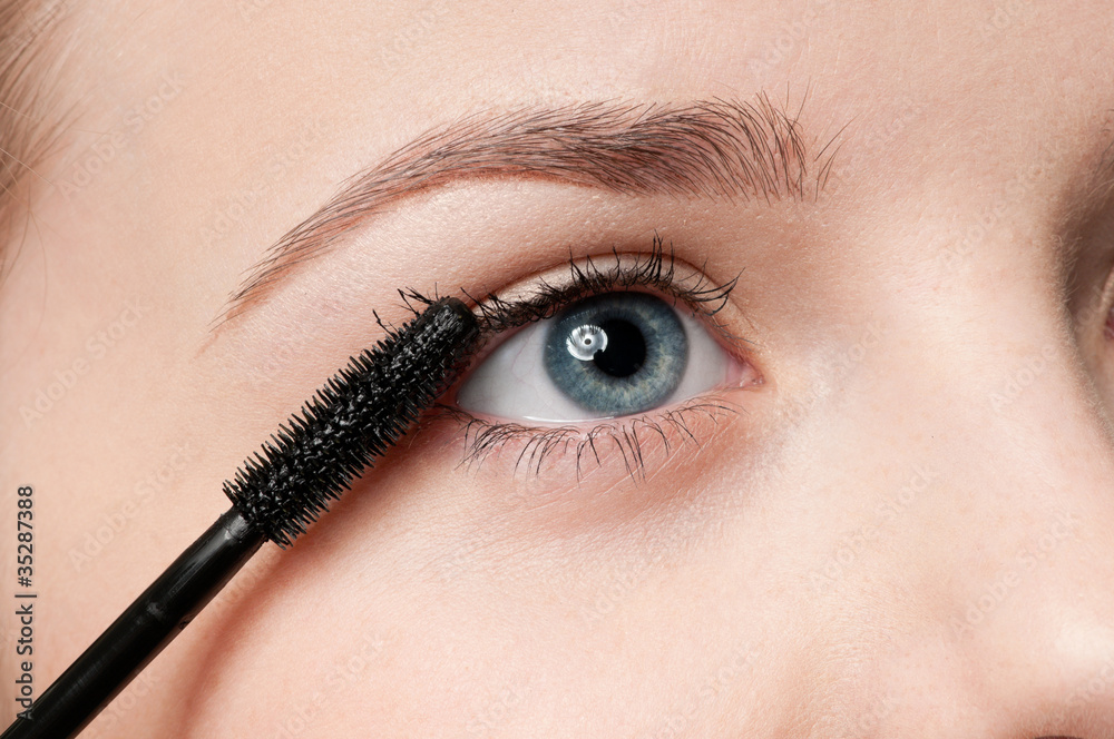 Naklejka premium Beautiful woman applying mascara