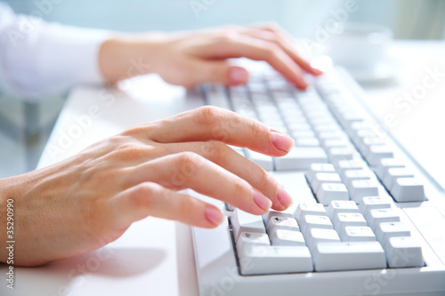 Obraz na płótnie hands on computer keyboard w salonie