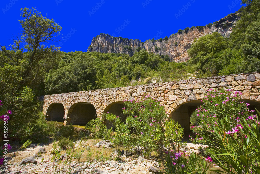 italie; sardaigne; ogliastra : pont en pierre dans la montagne
