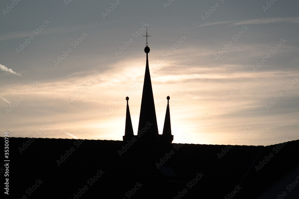 Obraz premium the sun set over the roof