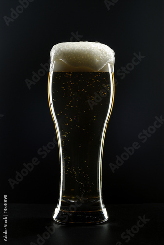 Vaso de cerveza sobre fondo negro  2
