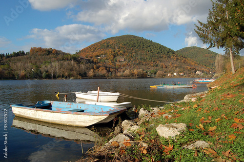 panorama lago con barche