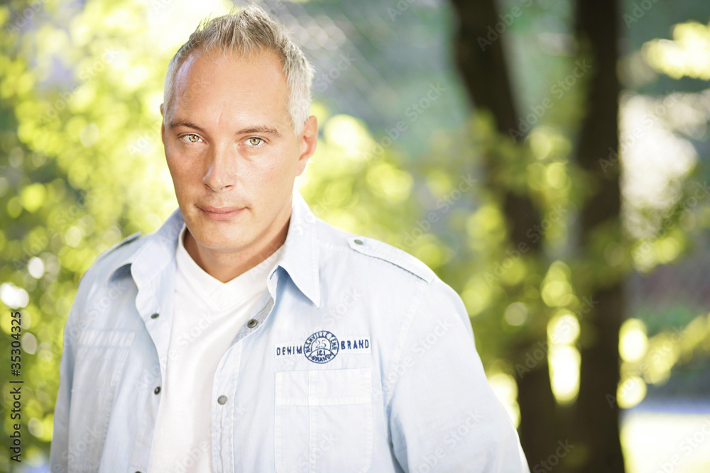 Stylischer Mann draussen Stylischer Mann draussen