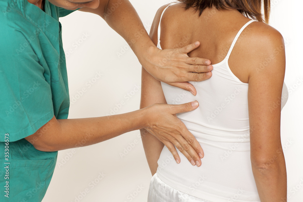 Obraz premium Weibliche Schulter untersucht durch Arzt