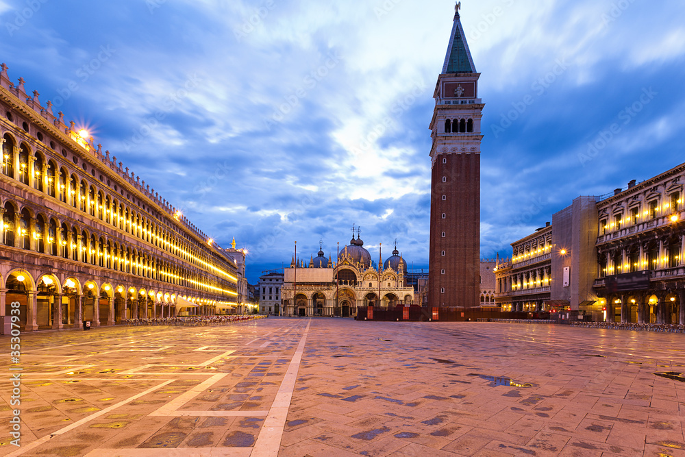 Naklejka premium Piazza San Marco and Campanile at Dawn