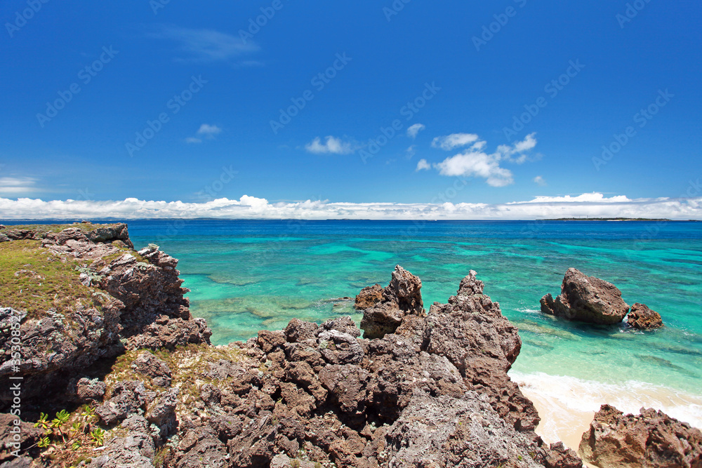 コマカ島の丘の上から見たサンゴ礁の海