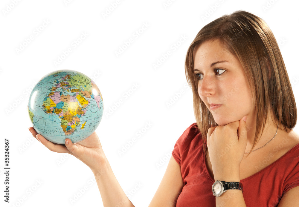 Skeptischer Blick auf einen Globus Skeptischer Blick auf einen Globus
