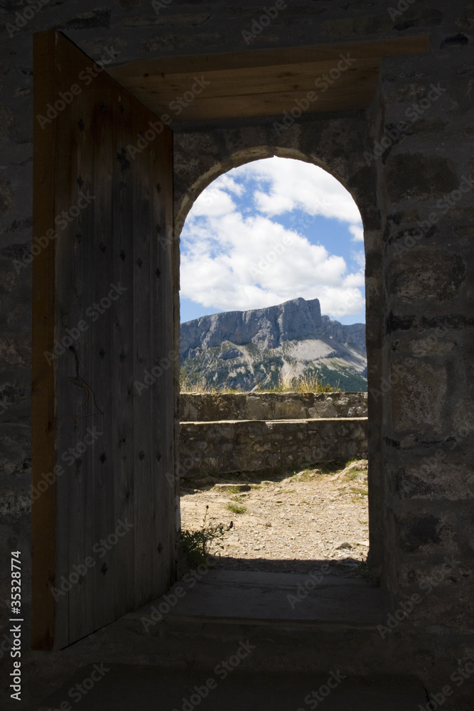 puerta abierta hacia la montaña