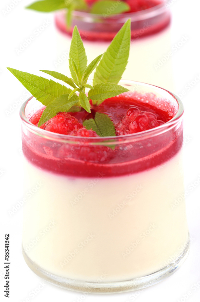 Panacotta et feuilles de verveine citronnée Panacotta et feuilles de verveine citronnée