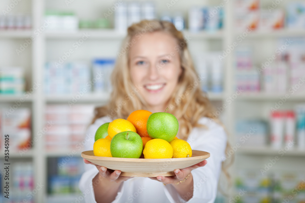 Fototapeta premium apothekerin mit obstkorb