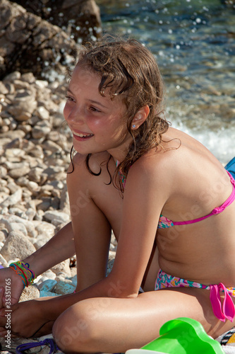 bambina sulla scogliera a Murter (Croazia) photo