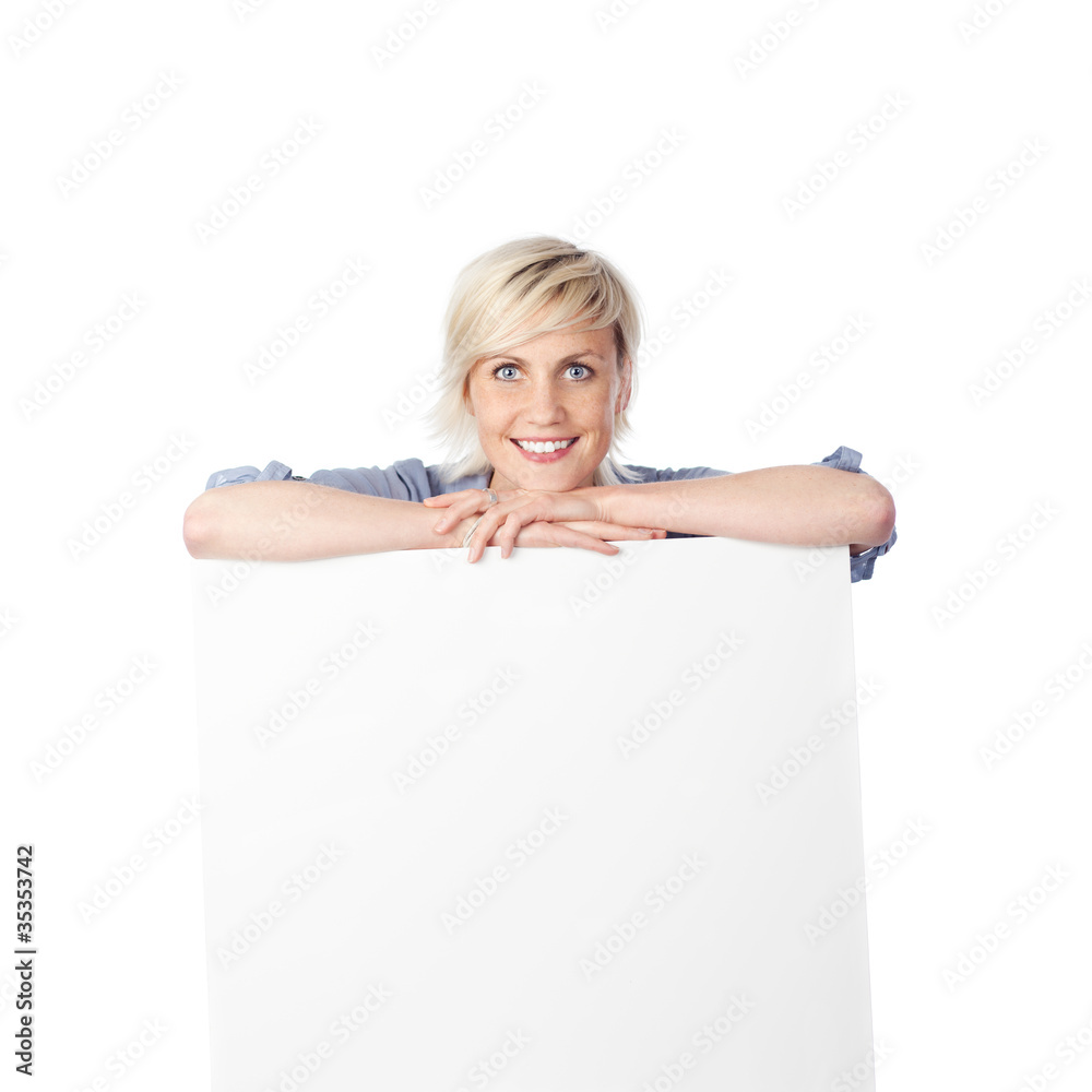 blonde frau stützt sich auf weißes schild blonde frau stützt sich auf weißes schild