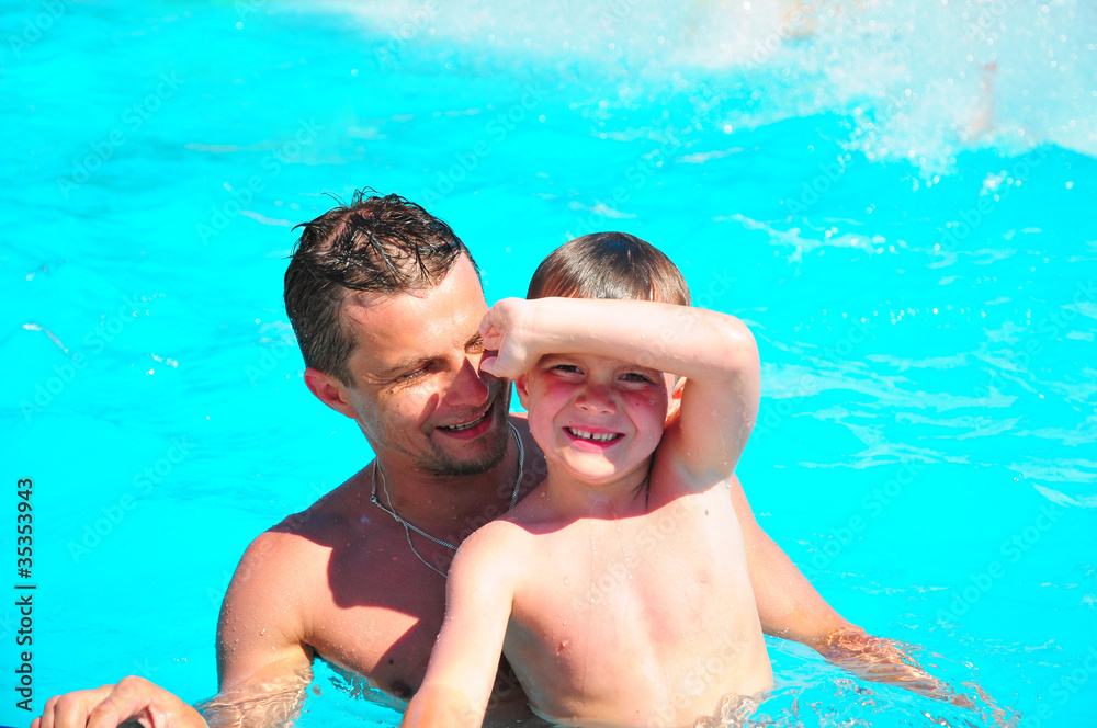 Vater und Sohn im Pool