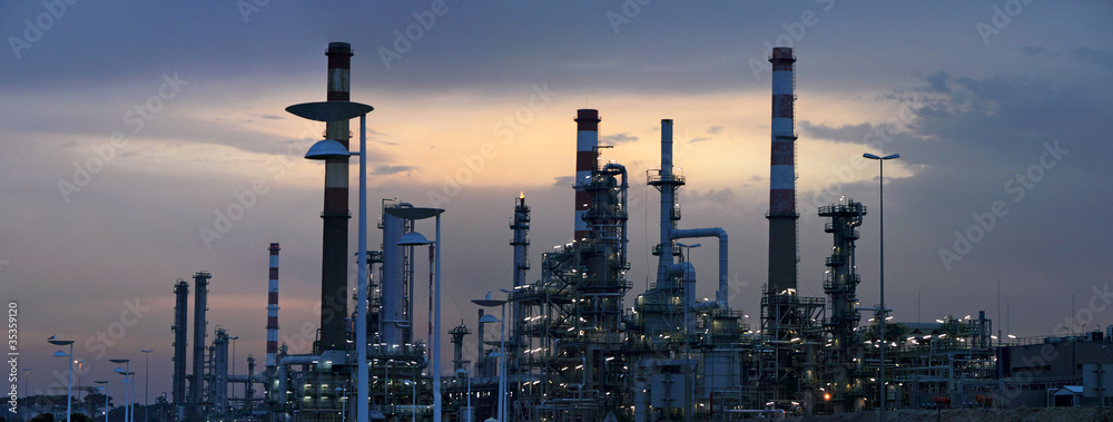 Fotografie Oil refinery at dawn