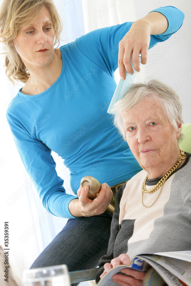 Fototapeta premium Aide à domicile - Séance de coiffure