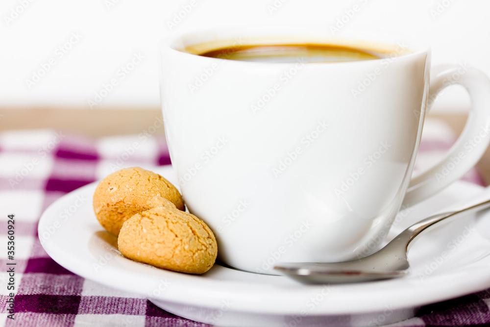 Kaffee mit zwei Amarettini Kaffee mit zwei Amarettini