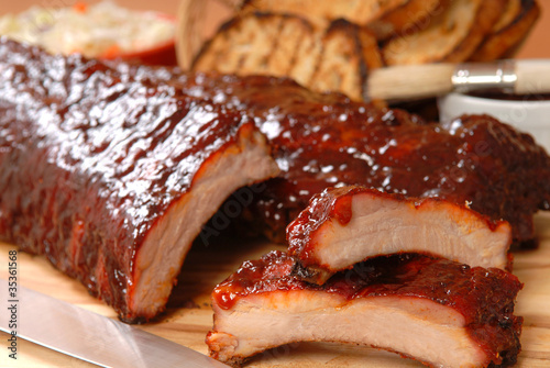 Foto BBQ Ribs with toasted bread and cole slaw