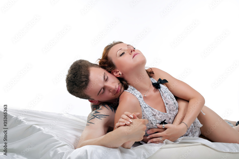 Fototapeta premium kochankowie w łóżku podczas porannego seksu na białym tle