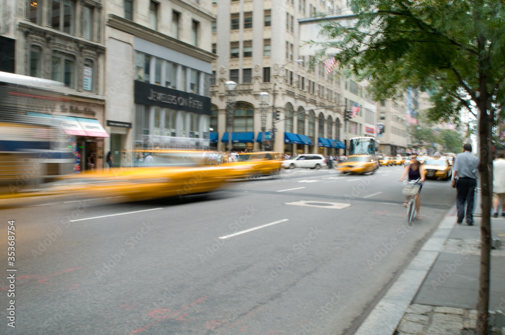 Obraz premium Famous New York yellow taxi cabs in motion