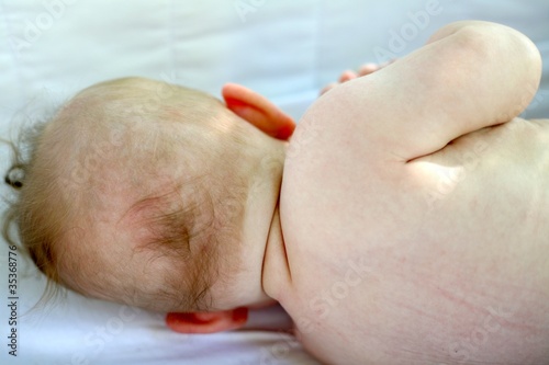 Fotografia bébé nu de dos allongé sur le coté