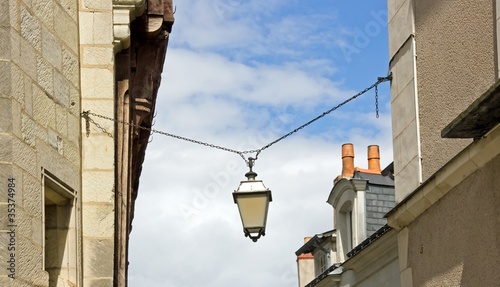 lampadaire suspendu dans la ville médiévale d'Angers