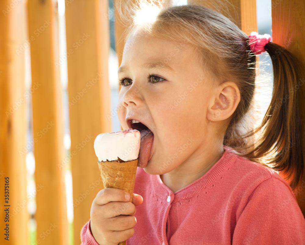 Полизать маленькой девочке. Мороженое для детей. Дети едят мороженое. Ребенок с мороженым. Маленькая девочка ест мороженое.