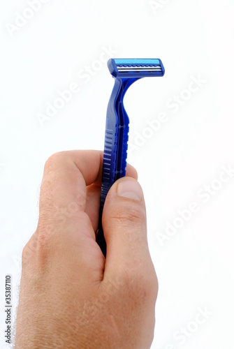 man hand holding a disposable blu razor