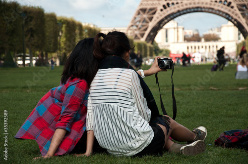 touristes sur le champ de mars à Paris photo