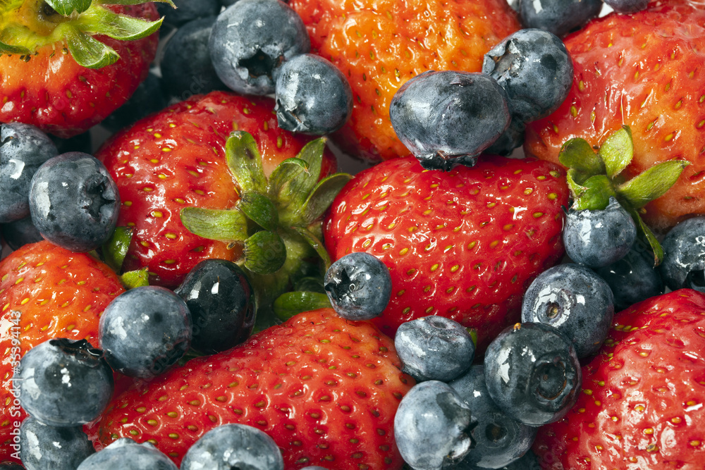 Obraz premium garden strawberry and blueberries