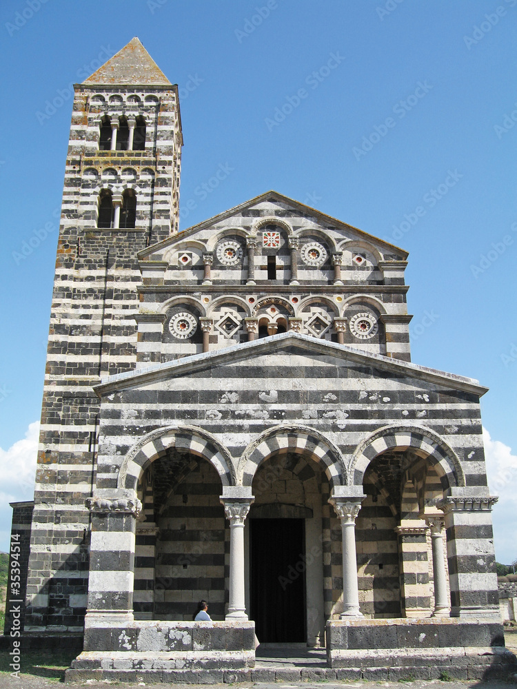 La facciata della Basilica di Saccargia con il campanile
