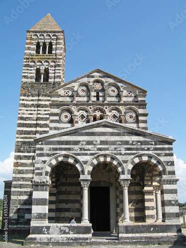 La facciata della Basilica di Saccargia con il campanile © silvia_b