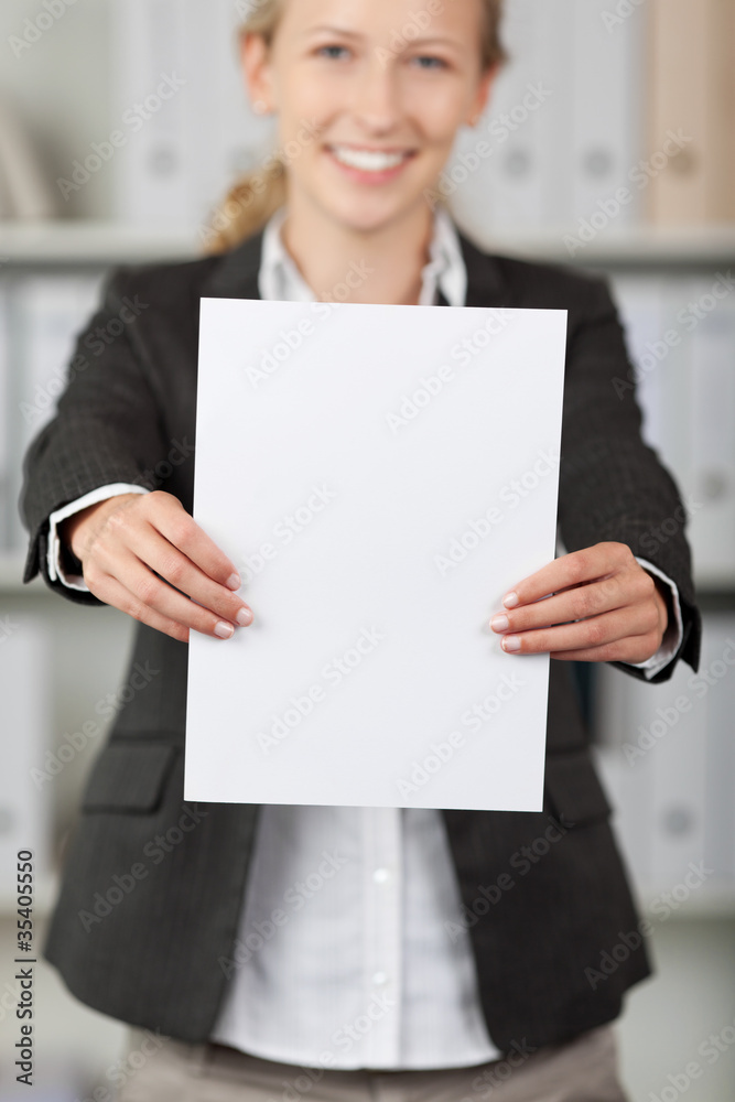 lächelnde frau zeigt weißes schild